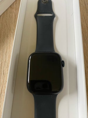 Smartwatch, Apple, Apple Watch Series 8 
45 mm midnight aluminium case 
Ubrugt lader følger med. 
In