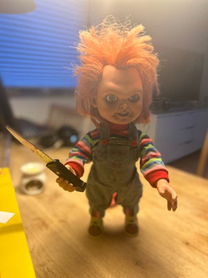 Dukker, ChuckY Can talk, Byd 

Original chuckY dukke kan tale i æske med kniv 
