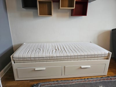 Sovesofa, IKEA, Jeg sælger min 5 år gamle seng sammen med mine 3 år gamle madrasser. De er i fin sta