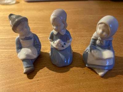 Porcelæn, Figurer, Sælges samlet. 3 figurer af siddende børn, ca. 3,5 cm brede, ca. 6 cm høje.
Fra r