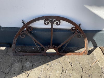 Staldvindue, Meget flot halvrundt gammelt staldvindue med patina sælges.
Højde: 46 cm
Bredde: 85 cm
