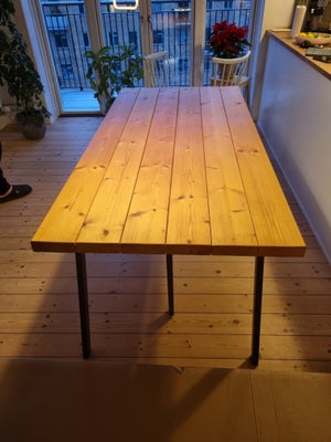 Spisebord, b: 87 l: 179, Plankebord med sorte stålben. Har brugsspor i pladen, men kan let slibes væ