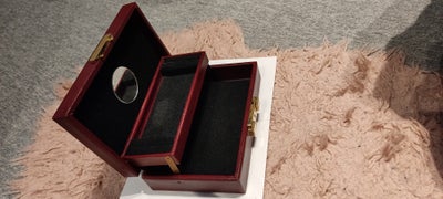Smykkeskrin, Vintage smykkeskrin med sort stof indvendig,med spejl, meget smukt.
Størrelse 22 cm i l