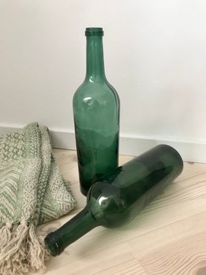Glasflasker, To høje glasflasker i lækker grøn farve. Den ene flaske har et mindre afslag på toppen 