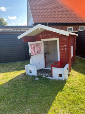Legehus, Legehus kun 5 år gammel., NYT tagpap medfølger. Værdi 400kr.
Givet træ beskyttelse. 
Indbyg