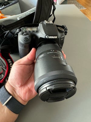 Canon, 90D, God, Yderst velholdt kamera med lavt shutter count. Den har taget 3426 billleder. Der fø