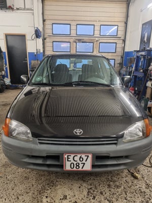 Toyota Starlet, 1,3 XLi, Benzin, 1996, km 220000, sortmetal, træk, nysynet, ABS, airbag, 5-dørs, sta