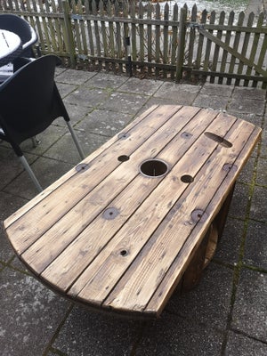 Sofabord, Sofabord lavet af kabeltromle, slebet, brændt, behandlet med træbeskyttelse. Har et flot r