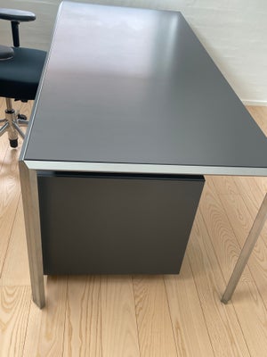 Skrivebord, Montana, b: 80 d: 180 h: 72, Montana skrivebord i aluminium, bordplade i antracit grå 80