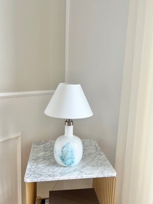 Anden bordlampe, Holmegaard, Holmegaard og Le Klint hvid opal glas bordlampe med turkis / blåt mønst