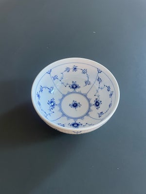 Porcelæn, Skål, Royal Copenhagen, 1. Sortering Blå Musselmalet Riflet

Skål 47 CL

Original pris 779