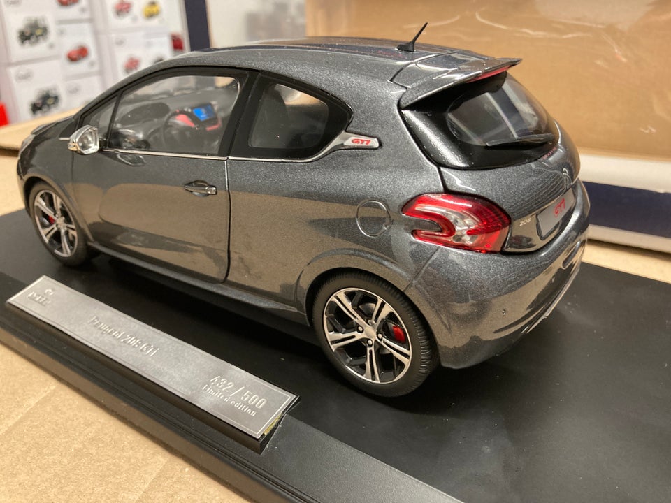 Modelbil, Peugeot 208 GTi 1/18, skala 1:18