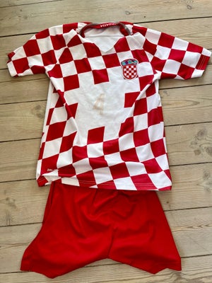 Fodboldsæt, Kroatien fodboldsæt, str. 150-164, Kroatien fodboldtrøje og shorts i str. 150-164.
Tøjet