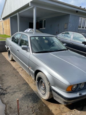 BMW 335i, 3,0, Benzin, 2006, grå, 4-dørs, BMW 335i fra 1988

Der er soltag i samt el-ruder hele veje