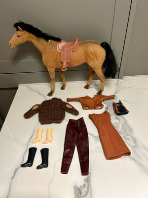 Barbie, Hest med udstyr, Barbiehest med rideudstyr. Der medfølger saddel, taske, bukser, sweater, læ