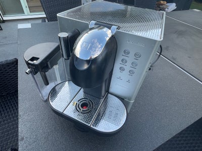 Kaffemaskine, Nespresso, Nespresso kaffemaskine med varmeplade, lettere brugt, og mælkeskummer aldri