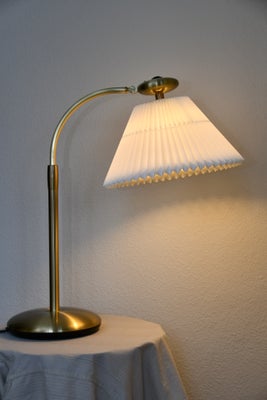 Le Klint, model 341, bordlampe, designet af Philip Bro Ludvigsen. Lampen er som ny. Skærmen ( 2/19 p