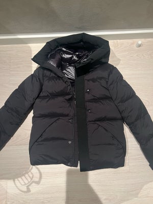 Jakke, str. S, Moncler,  Sort,  Ubrugt, Læs!!!! 

Det er en 1:1 kopi 
den kan scannes
Str Small
Byd.