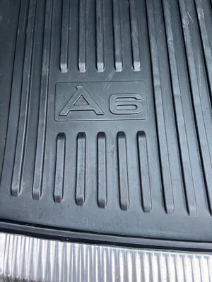 Bagagerumsbakke, Audi A6, Original og velholdt bagagerumsbakke til A6. 2 år gammel. 

Se også separa