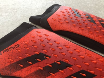 Benskinner, Adidas, Predator, str. Str. 140-160 cm, Brugt få gange.
Fra røg og syrefrit hjem.

Preda