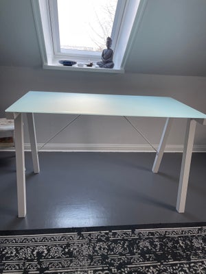 Skrivebord, b: 125 d: 65 h: 78, Super fint skrivebord med matteret bordplade og hvide ben i metal. S