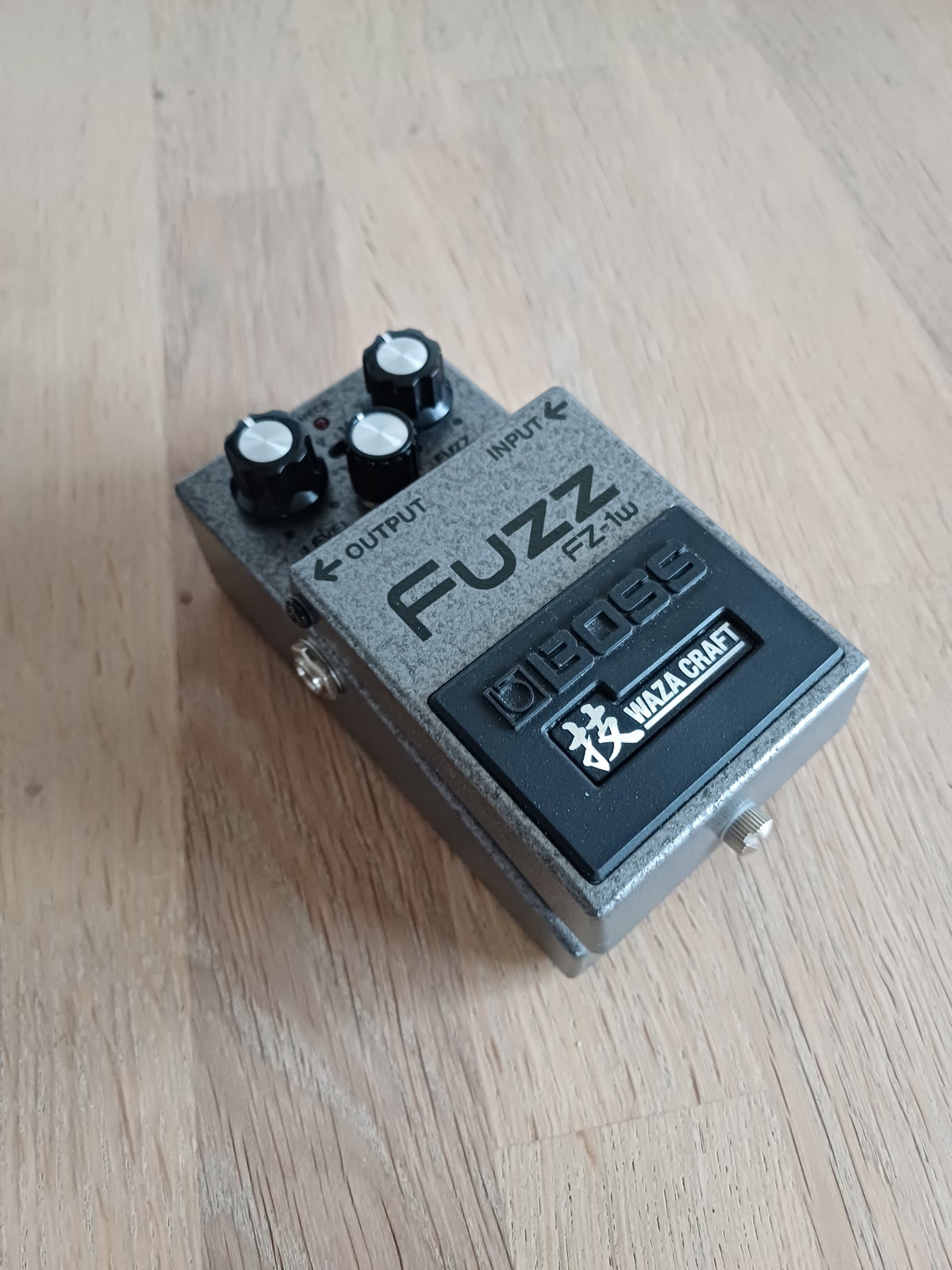 Fuzz pedal, Boss FZ-1w Fuzz
