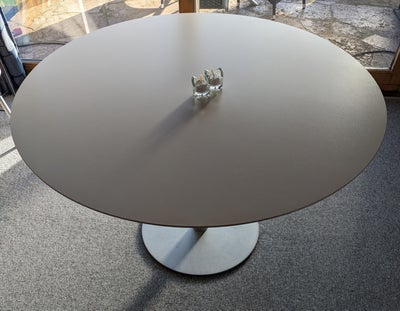 Spisebord, 120 cm i diameter og 73 cm højt.