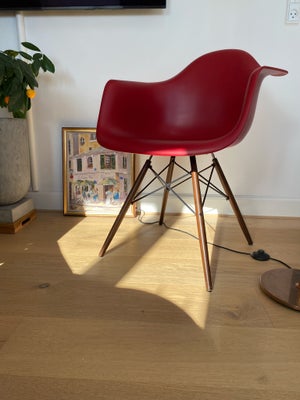 Spisebordsstol, Plast, Eames Plastic Armchair DAW, Flot Eames stol i rød med få brugsspor på ben (se