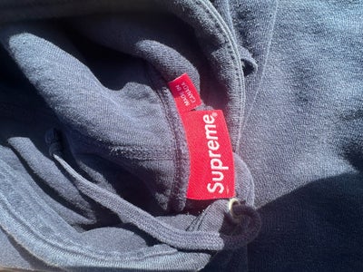 Sweatshirt, Supreme, str. M,  Blå,  Cotton,  God men brugt, Supreme sweat 

Se billeder 

Nypris 199