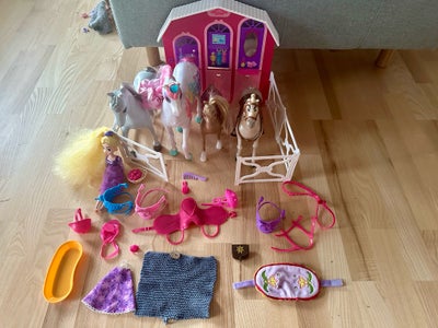 Barbie, Heste, Hestefold, 4 heste, 1 dukke (Rapunzel + Maximus), sadler, strigler, hovedtøj, æbler, 