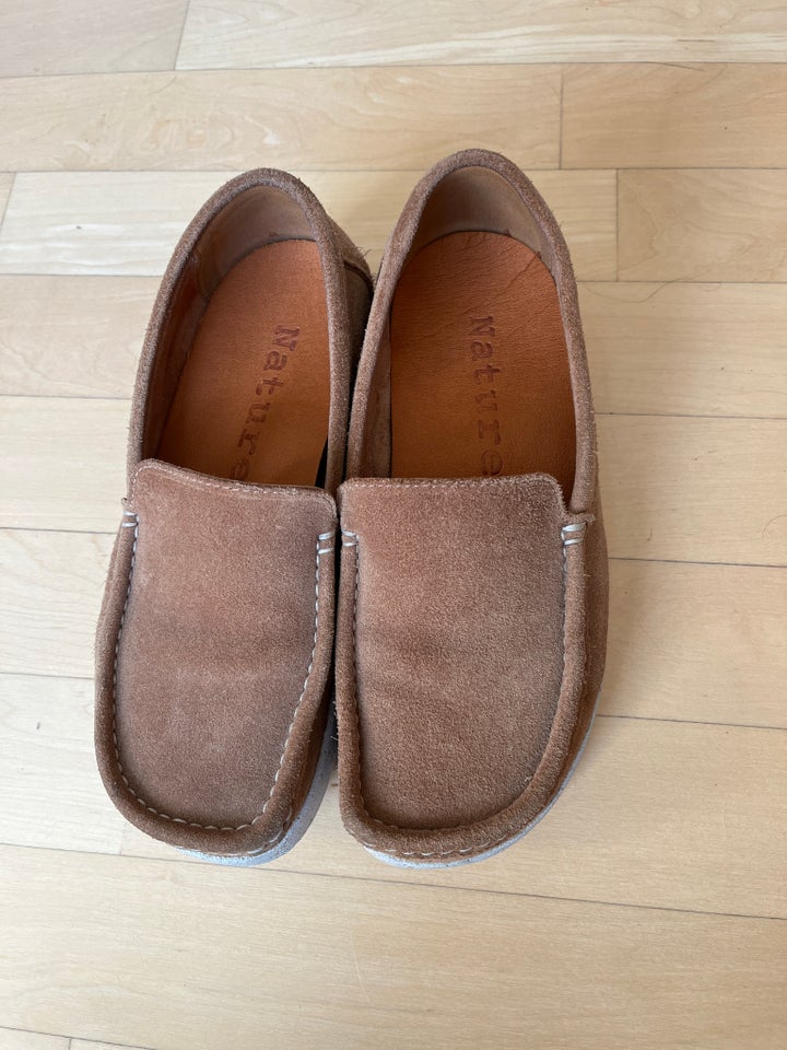 Loafers, str. 37, Nature