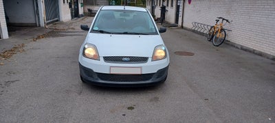Ford Fiesta, 1,3 Ambiente, Benzin, 2008, km 199999, hvidmetal, træk, nysynet, ABS, airbag, alarm, 5-