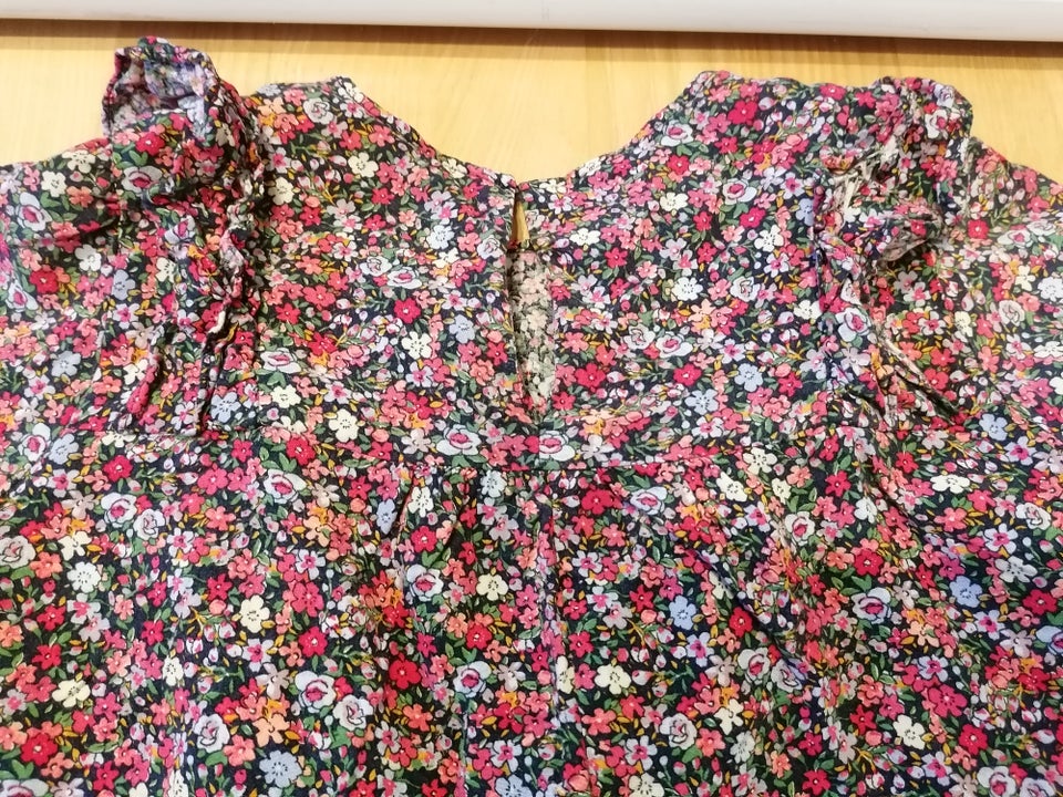 Bluse, Bluse med flæser og blomster, Zara