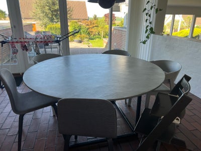 Spisebord, Beton l: 150, Bordet måler 150cm i diameter og der kan sidde 8 personer om bordet 