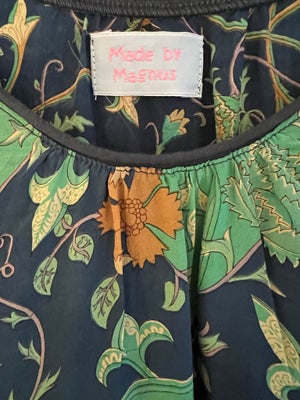 Bluse, Made by Magnus, str. 38, Silke, Ubrugt, Helt ny 100% silke bluse fra Made by Magnus. 
Str M 
