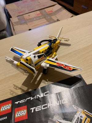 Lego Technic, Lego 42044, Super fed Lego Technic fly sælges.
Flyet kan laves om til et andet fly så 