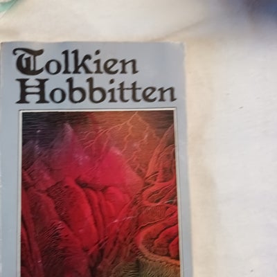 Hobitten, J.R.R. Tolkien, genre: fantasy, Slidt pb. med plamage på de første sider.