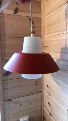 Pendel, Retro vintage loftlampe / pendel

Rød metalskærm
Hvid plast-indsats

Sendes for +50kr