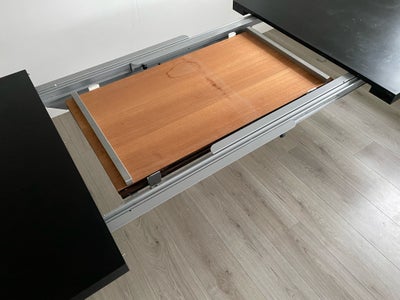 Spisebord, Træ / stål, b: 95 l: 190, Spisebord i sort med træ tillægsplader.
Mål 190 x 95 cm.
2 stk.