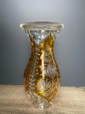 Vase, Krystalvase, Stor krystalvase uden fejl. 
Med flot ravfarvet mønster. 
H:31   D: 16 cm. 