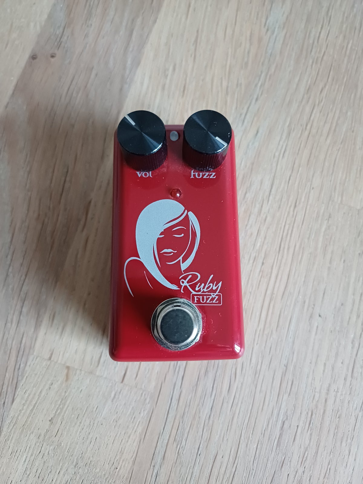 Fuzz pedal Red Witch Seven Sisters Ruby silicon fuzz