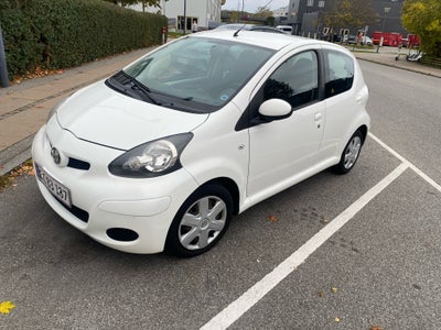 Toyota Aygo, 1,0, Benzin, 2011, km 271000, hvid, aircondition, ABS, airbag, alarm, 5-dørs, centrallå