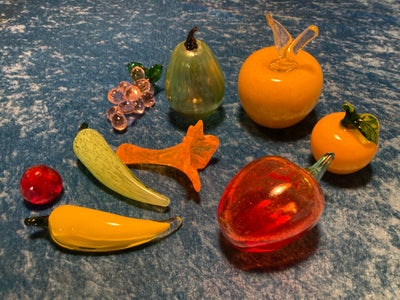 Glaskunst, motiv: Frugter, Ni meget dekorative glasfrugter, bl.a. af Pernille Bastrup. Højde 3,5-11 