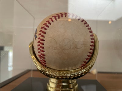 Autografer, Baseball, Autograf af baseballspiller Derek Jeter på en baseball og kasket. Den er fra 1