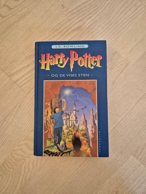 Harry Potter og De Vises Sten, J. K. Rowling, genre: fantasy, Hardback, perfekt stand

2. udgave, 19