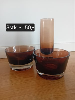 Glas, Skål og vase, 2 skåle og en vase i brunt glas med tung bund i klar glas.
Skålene måler 13Ø og 