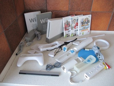 Nintendo Wii, Spillesæt med div tilbehør + 3 spil, Perfekt, 
- Fint sæt:
- Indeholder:
- Konsol-del 