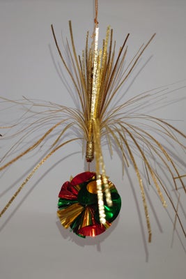 Fontaine med foluekugle, Flot julepynt til træet eller dørkarmen. Foliekugler i flotte farver: guld,