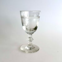Berlinois hedvinsglas , Mundblæst glas med båndslibning,