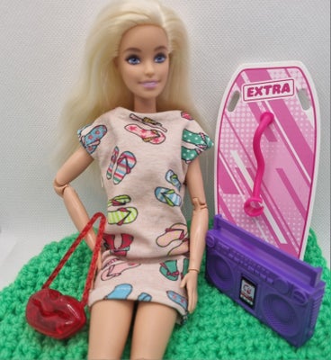 Barbie, SOLGT MARIA, Høj Barbie i ny stand. Dukken er klar til sommer hygge i sin klip klap kjole, m